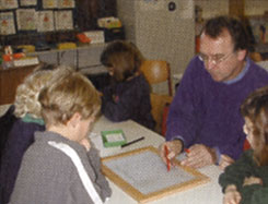 Schüler bei der Arbeit mit Montessori-Material